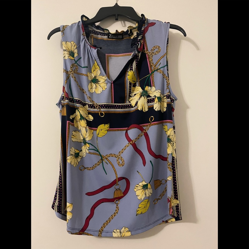 Women’s floral top size Large like new